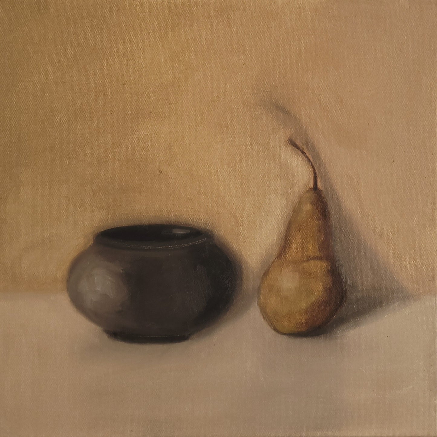 'Poire et objet noir' by Jessica olpp