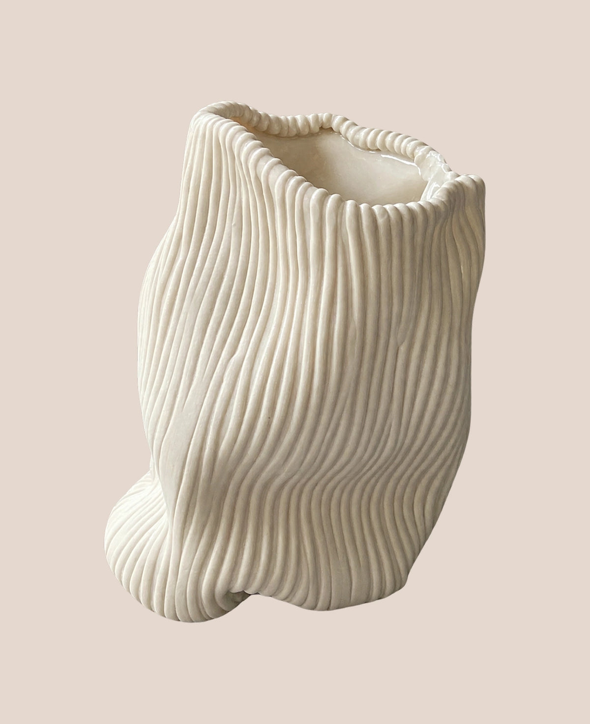 drift-porcelain-sculpture-by-leah-kaplan-20cm-handbuilt-vessel